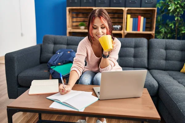 Jovem Caucasiana Estudante Sentado Sofá Escrevendo Notebook Beber Café Casa — Fotografia de Stock