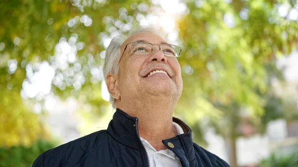 Hombre Mediana Edad Con Pelo Gris Sonriendo Confiado Mirando Hacia —  Fotos de Stock