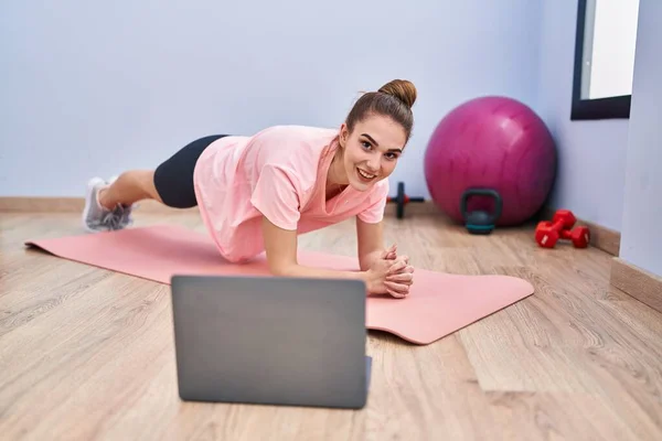 Young Woman Smiling Confident Having Online Abs Exercise Sport Center — Stockfoto