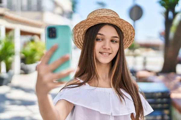 Urocza Dziewczyna Turysta Uśmiechnięty Pewnie Zrobić Selfie Przez Smartfona Ulicy — Zdjęcie stockowe