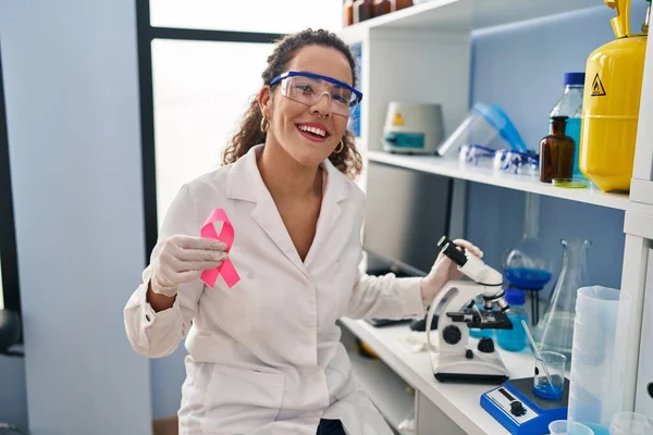Laboratuvarda Çalışan Latin Asıllı Genç Bir Kadın Göğüs Kanseri Tedavisini — Stok fotoğraf