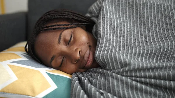 Африканская Женщина Лежит Диване Спит Дома — стоковое фото