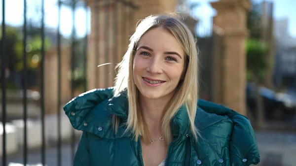 Young Blonde Woman Smiling Confident Showing Braces Street — 图库照片