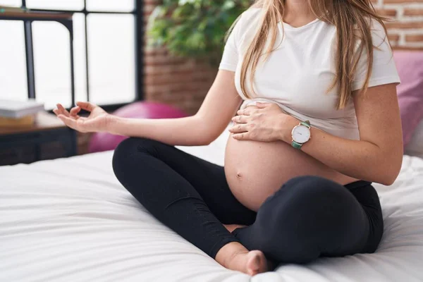 Young Pregnant Woman Doing Yoga Exercise Sitting Bed Bedroom — Stock fotografie