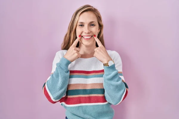 Mujer Rubia Joven Pie Sobre Fondo Rosa Sonriendo Con Boca — Foto de Stock