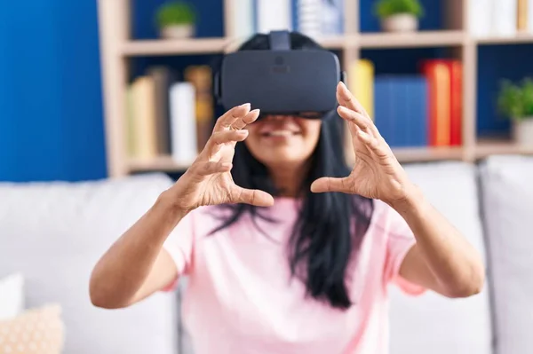 Mulher Hispânica Meia Idade Jogando Videogame Usando Óculos Realidade Virtual — Fotografia de Stock