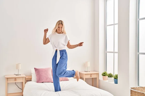 Mujer Rubia Joven Bailando Cama Dormitorio — Foto de Stock