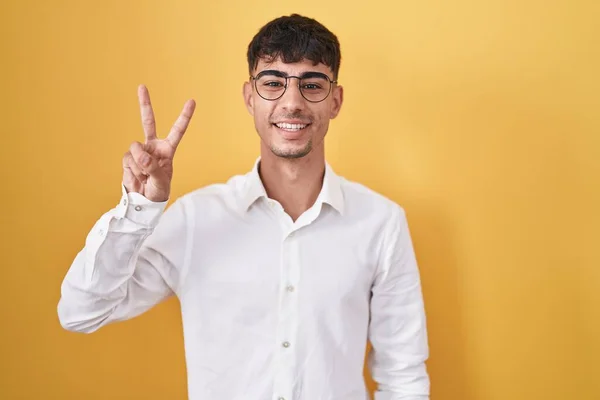 Homem Hispânico Jovem Sobre Fundo Amarelo Mostrando Apontando Para Cima — Fotografia de Stock