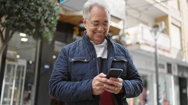 Homem Meia Idade Com Cabelos Grisalhos Usando Smartphone Sorrindo Rua — Fotografia de Stock