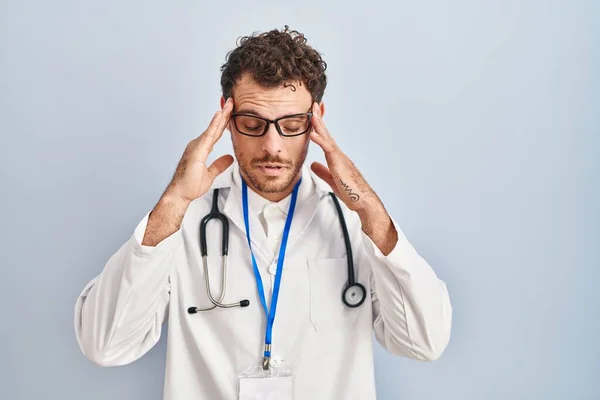 Genç Spanyol Adam Doktor Üniforması Giyiyor Steteskop Kullanıyor Stres Yüzünden — Stok fotoğraf