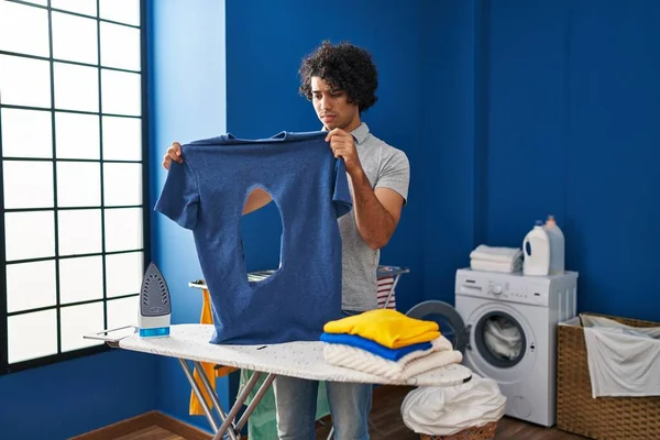 Çamaşır Odasında Elinde Yakılmış Demir Gömlek Tutan Kıvırcık Saçlı Spanyol — Stok fotoğraf