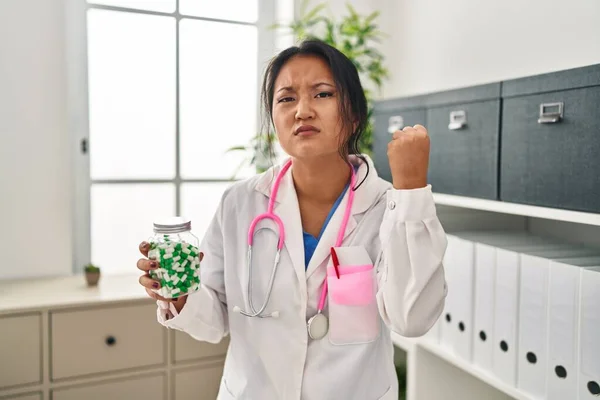 Ung Asiatisk Läkare Kvinna Som Håller Piller Irriterad Och Frustrerad — Stockfoto