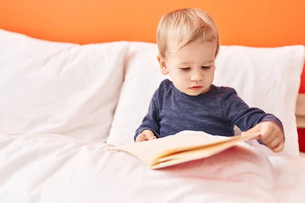 Liebenswertes Blondes Kleinkind Liest Märchenbuch Sitzend Auf Dem Bett Schlafzimmer — Stockfoto