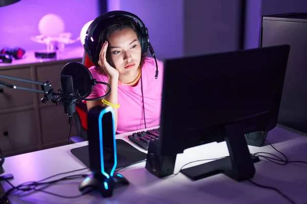Молодая Испаноязычная Женщина Стример Подчеркнул Используя Компьютер Игровой Комнате — стоковое фото