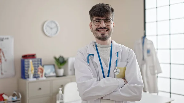 Νεαρός Ισπανός Γιατρός Χαμογελά Σίγουρος Όρθιος Σταυρωμένα Χέρια Στην Κλινική — Φωτογραφία Αρχείου