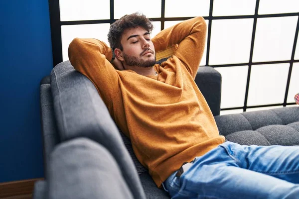 Junger Hispanischer Mann Entspannt Auf Sofa Hause — Stockfoto