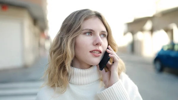 Sokakta Rahat Bir Ifadeyle Akıllı Telefondan Konuşan Genç Sarışın Kadın — Stok fotoğraf