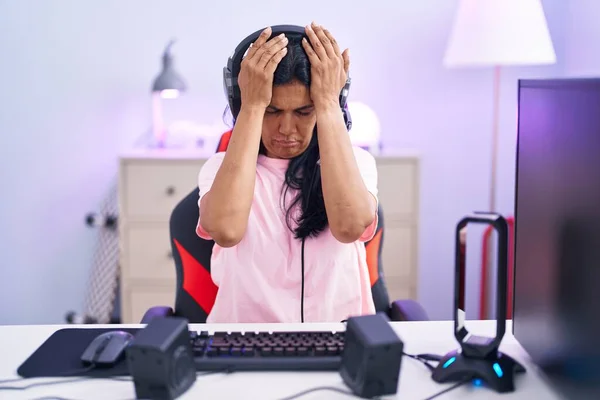 Mulher Hispânica Madura Jogando Videogames Casa Sofrendo Dor Cabeça Desesperada — Fotografia de Stock