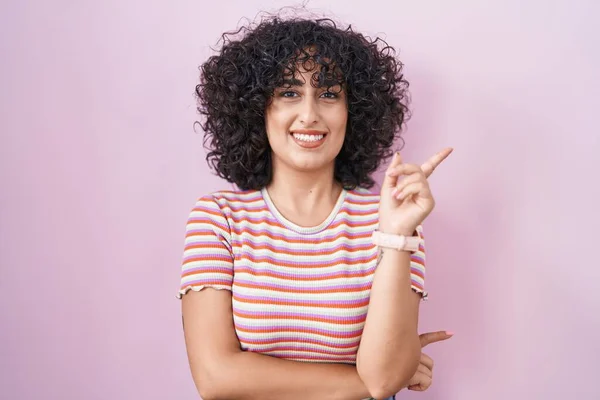 Jovem Mulher Oriente Médio Sobre Fundo Rosa Com Grande Sorriso — Fotografia de Stock