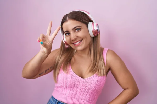Mujer Rubia Joven Escuchando Música Usando Auriculares Sonriendo Mirando Cámara — Foto de Stock