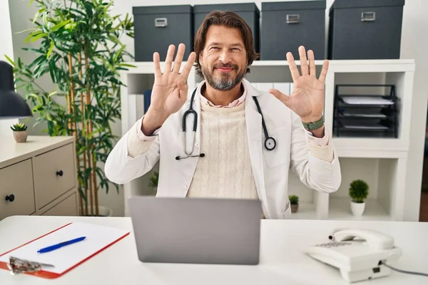 Красивий Чоловік Середнього Віку Лікар Працює Клініці Показуючи Вказуючи Пальцями — стокове фото