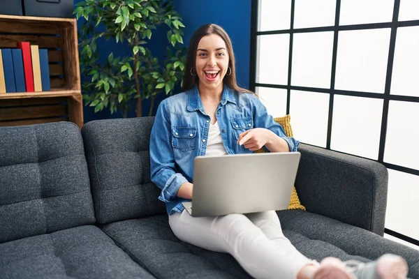 Evde Dizüstü Bilgisayar Kullanan Spanyol Kadın Mutlu Bir Şekilde Elini — Stok fotoğraf