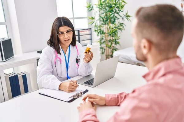 Man Woman Doctor Patient Having Medical Consultation Prescribe Pills Clinic — Fotografia de Stock