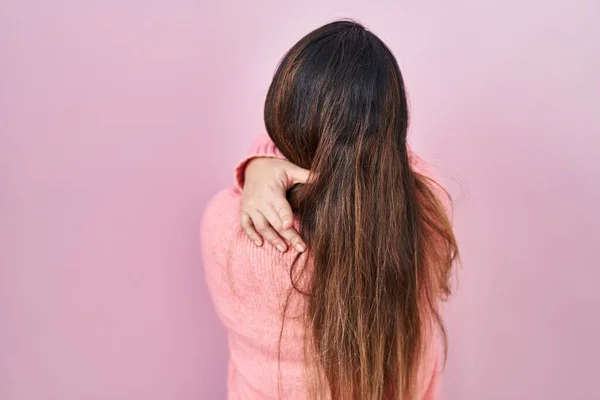 Young Hispanic Woman Standing Pink Background Hugging Oneself Happy Positive — Stock Photo, Image