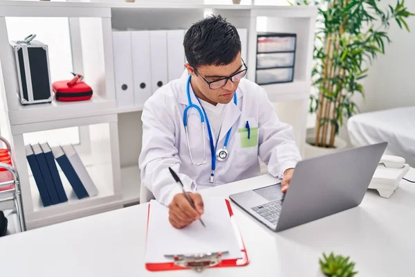 Homem Com Síndrome Vestindo Uniforme Médico Escrevendo Documento Que Trabalha — Fotografia de Stock