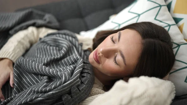 Young Beautiful Hispanic Woman Lying Sofa Sleeping Home — Stok fotoğraf