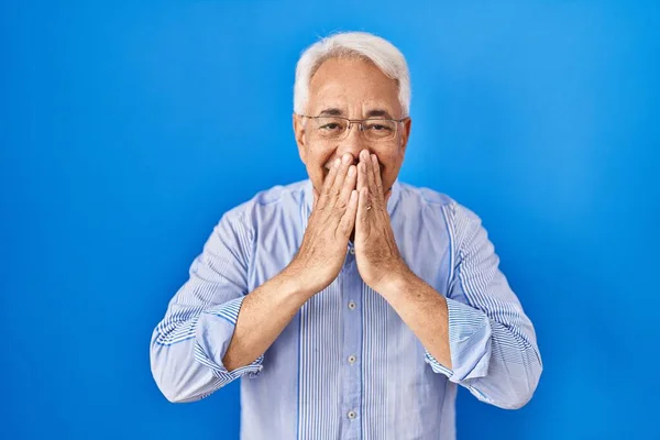 Hispánský Starší Muž Nosí Brýle Směje Rozpačitě Hihňá Zakrývá Ústa — Stock fotografie