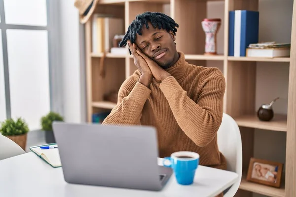 Mladý Africký Muž Dredy Pracuje Pomocí Počítače Notebook Spí Unavený — Stock fotografie