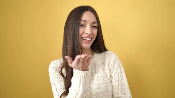 Stock image Young beautiful hispanic woman smiling confident doing kiss gesture with hand over isolated yellow background