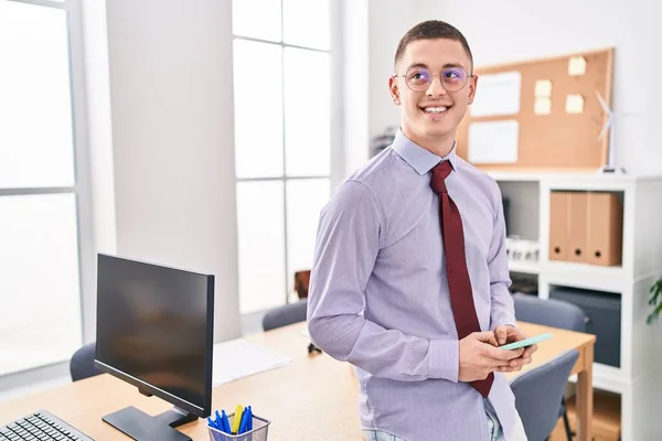 Young Hispanic Man Business Worker Smiling Confident Using Smartphone Office — Stock Photo, Image