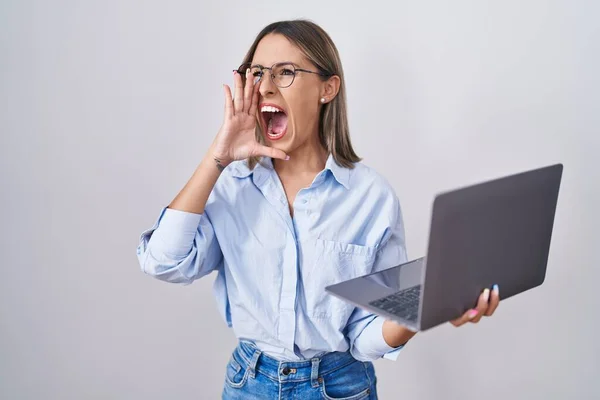 Młoda Kobieta Używająca Laptopa Krzycząca Krzycząca Głośno Ręki Rękę Koncepcja — Zdjęcie stockowe