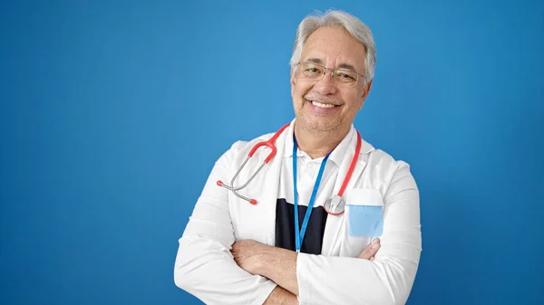 Muž Středního Věku Šedými Vlasy Lékař Usmívá Sebevědomě Stojící Zkříženými — Stock fotografie