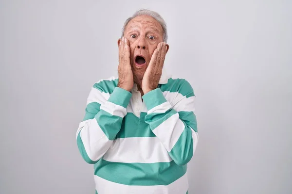 Starší Muž Šedými Vlasy Stojící Nad Bílým Pozadím Strach Šok — Stock fotografie