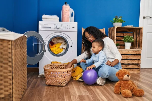Mother Son Smiling Confident Washing Clothes Laundry Room — Fotografia de Stock