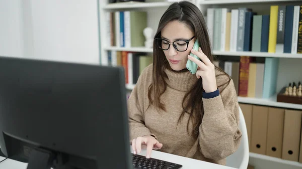 Estudante Hispânica Bonita Usando Computador Falando Smartphone Universidade Biblioteca — Fotografia de Stock