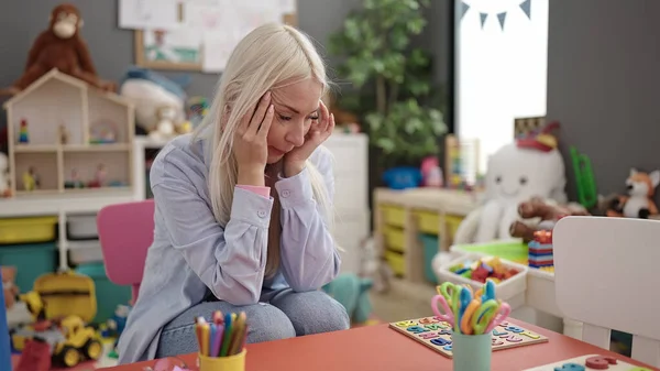 Ung Blond Kvinna Förskola Lärare Stressade Sitter Bordet Dagis — Stockfoto