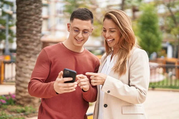 Man Woman Mother Son Smiling Confident Using Smartphone Park — Stockfoto