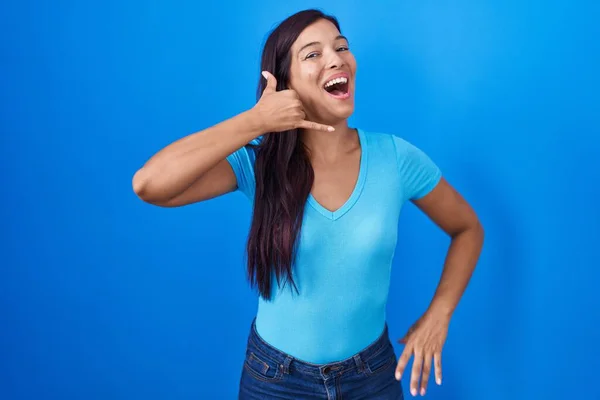 Jeune Femme Hispanique Debout Sur Fond Bleu Souriant Faire Geste — Photo