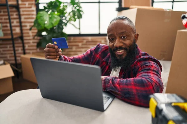 Молодий Афроамериканець Користуючись Ноутбуком Кредитною Карткою Сидить Підлозі Новому Домі — стокове фото
