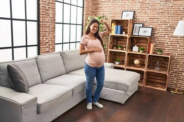 Jong Latin Vrouw Zwanger Glimlachen Zelfverzekerd Dansen Thuis — Stockfoto