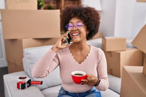 Afroamerikanerin Telefoniert Mit Smartphone Und Trinkt Kaffee Hause — Stockfoto