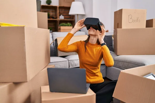 Jovem Caucasiana Jogando Videogame Usando Óculos Realidade Virtual Nova Casa — Fotografia de Stock