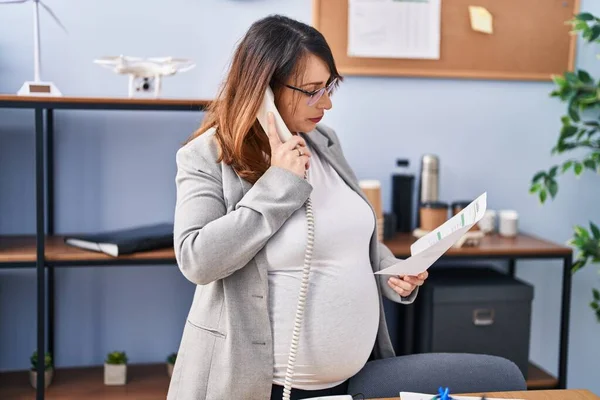 Junge Schwangere Unternehmerin Spricht Büro Telefon Dokument Lesen — Stockfoto
