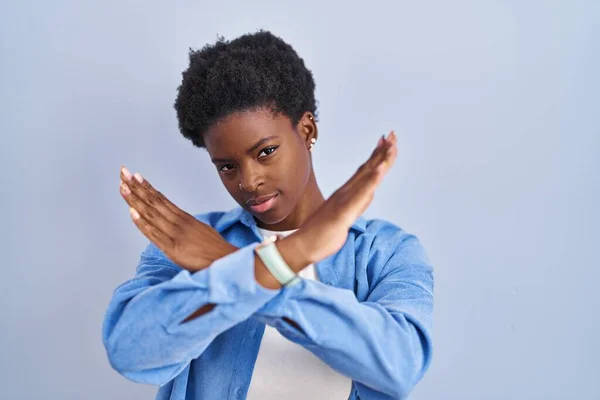 Femme Afro Américaine Debout Sur Fond Bleu Expression Rejet Croisant — Photo