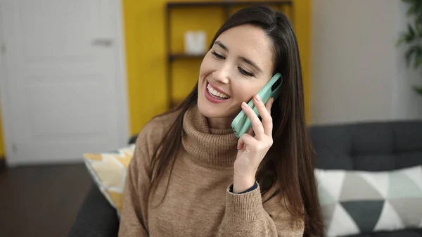 Mooie Latijns Amerikaanse Vrouw Aan Telefoon Zittend Bank Thuis — Stockfoto