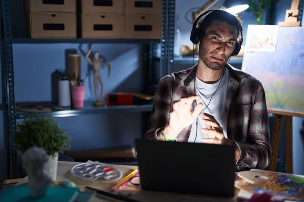 Genç Spanyol Asıllı Bir Adam Gecenin Geç Saatlerinde Dizüstü Bilgisayarla — Stok fotoğraf